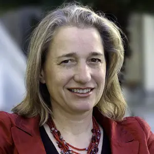 Portrait photo of Rosemarie Nagel.
